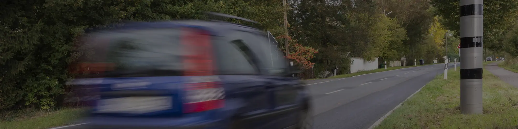 Auto, das schnell an einem stationären Blitzer vorbeifährt.