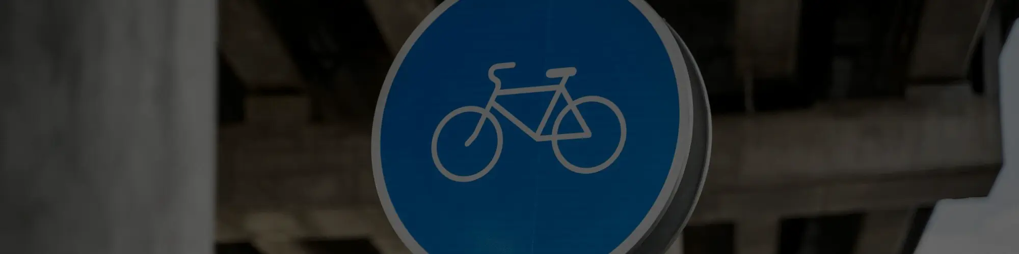 Straßenschild, das einen Fahrradweg kennzeichnet.