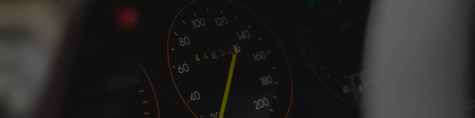 Hero Image zeigt einen Kilometerzähler im Auto als Symbol für Tachomanipulation und den möglichen Anspruch auf Schadensersatz.