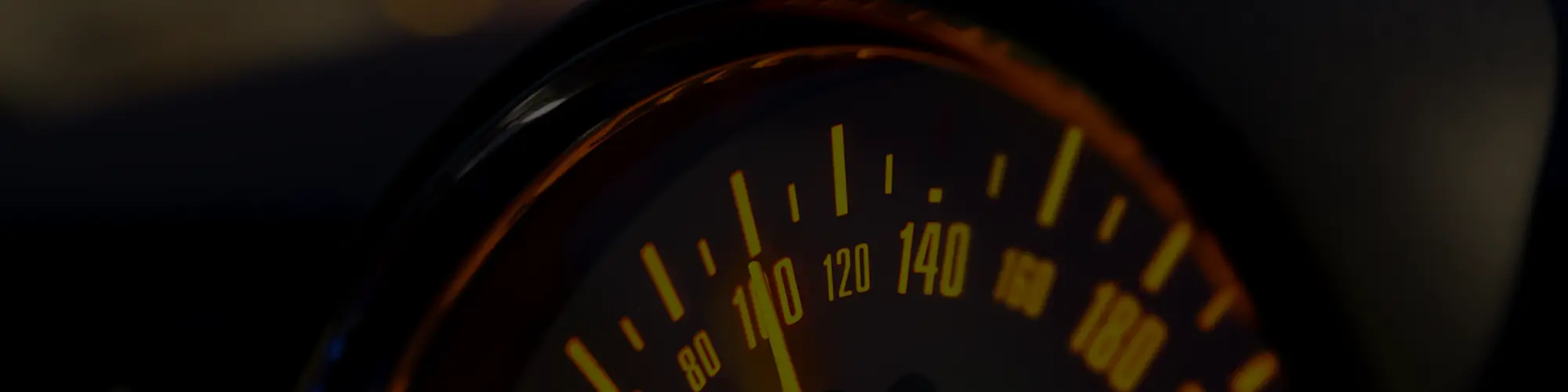 Tacho eines schnell fahrenden Autos