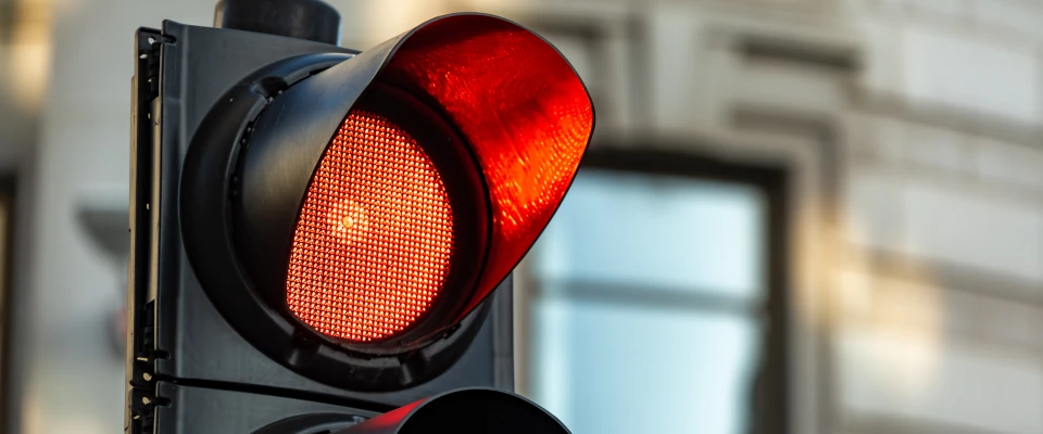 Nahaufnahme einer roten Ampel