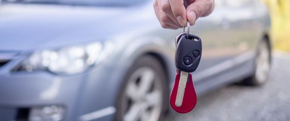 Autos fahren mit ausreichend Abstand auf der Autobahn.
