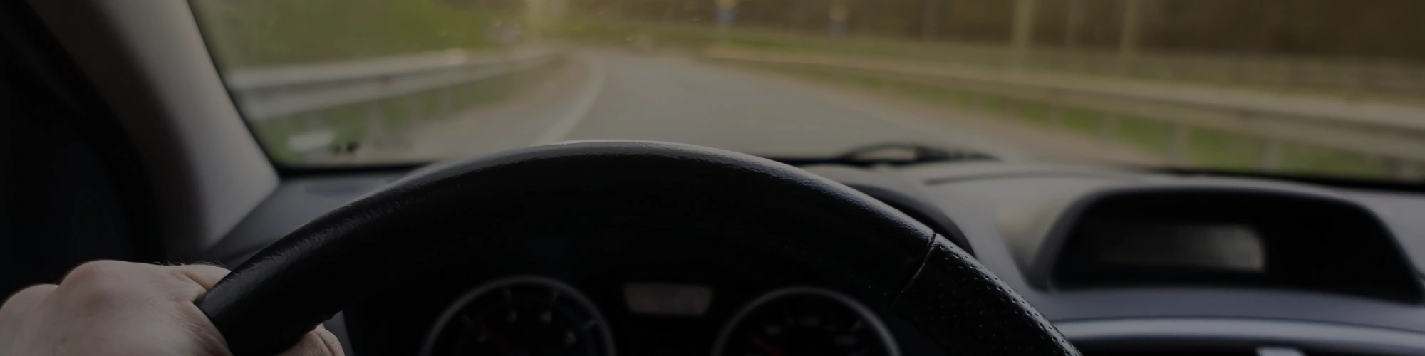 Blick aus dem Auto auf die Straße