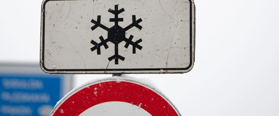 Tempolimit mit Schneeflocke ganzjährig gültig