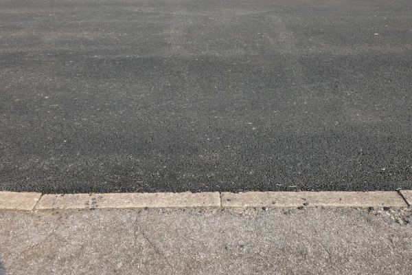 Nahaufnahme neuer und alter Asphalt