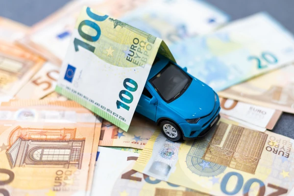 Ein Spielzeugauto und Euro-Banknoten