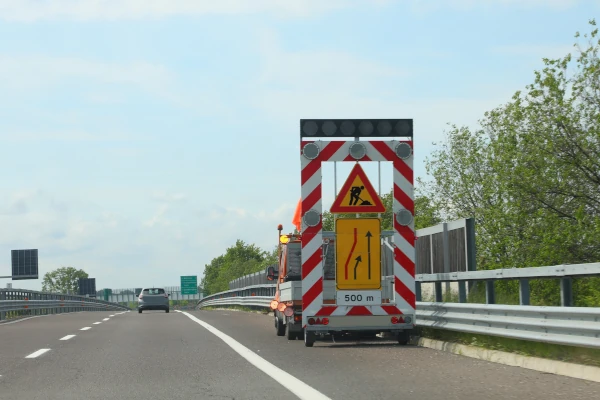 Fahrbahnverengung wegen Baustelle