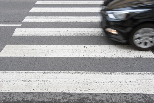 Auto überfährt Zebrastreifen