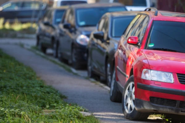 Auto parkt auf Gehweg