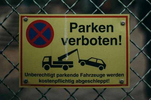 Parkverbotsschild an einem ZaunBürgersteig & BarrierefreiheitBürgersteig & BarrierefreiheitBürgersteig & Barrierefreiheit