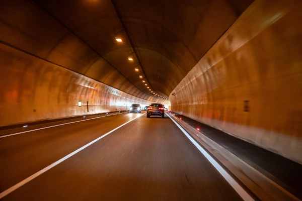Tunnel-und Tunneldurchfahrt