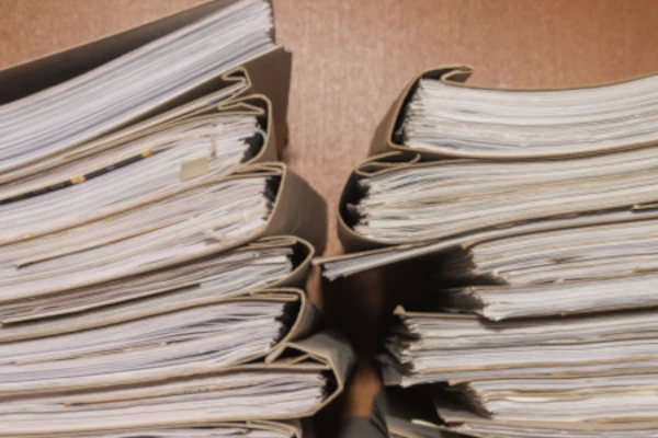 Nahaufnahme von gestapelten Dokumenten