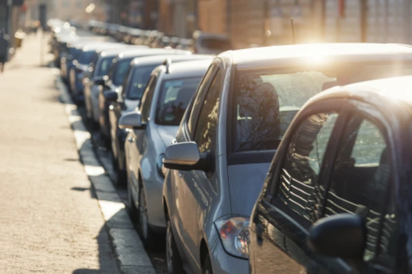 Am Straßenrand parkende Autos