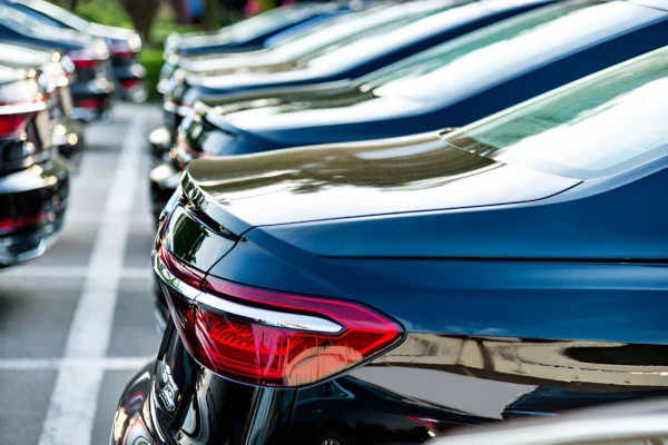 Audi A8-Limousinen auf einem Parkplatz
