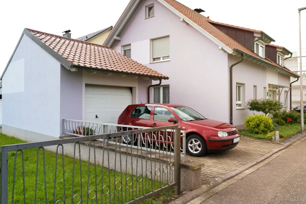 HUK-Umfrage: Auto bleibt beliebtestes Auto Ein Auto parkt vor einem Einfamilienhaus