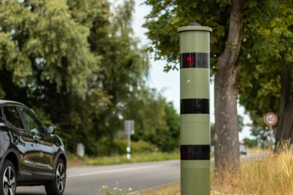 Ein Auto fährt an einem Blitzer vorbei