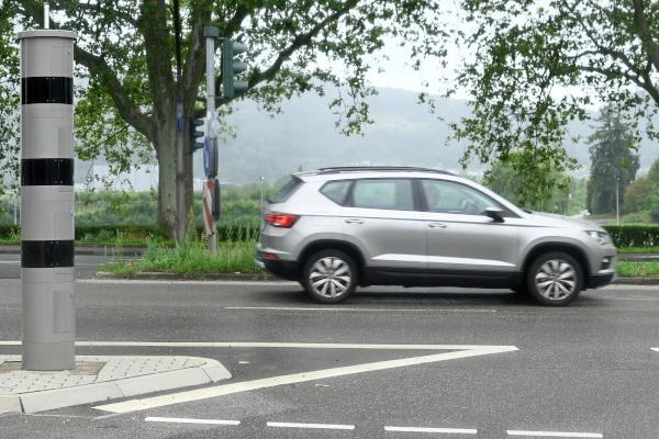 Blitzermarathon 2025 Auto fährt an Blitzer vorbei