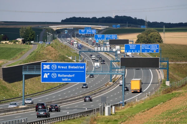 Zu schnell auf der Autobahn Eine Autobahn in Deutschland © Michael von Aichberger/Schutterstock.com