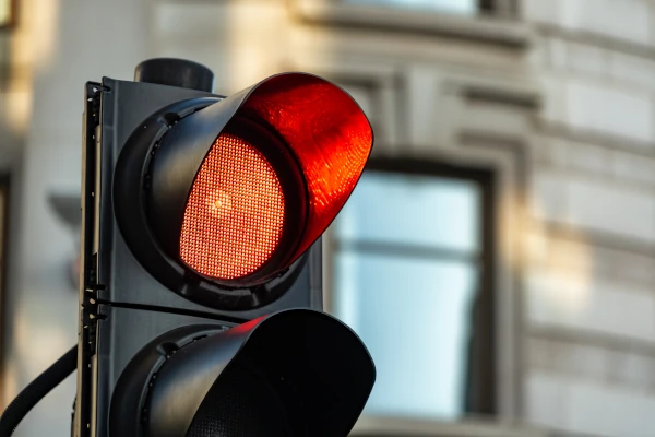 Fahrtenbuch nach Rotlichtverstoß: 12 Monate Pflicht für Halterin 12 Monate Fahrtenbuch nach erstmaligem Rotlichtverstoß