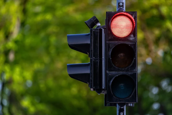 Eine Ampel leuchtet rot © WD Stock Photos/Shutterstock.com