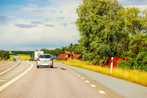 Fahrverbot trotz neuem Job Ein Auto fährt auf einer Landesstraße.