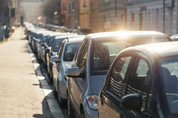 Wer haftet für Parkverstoß? Halter nicht automatisch haftbar Am Straßenrand parkende Autos