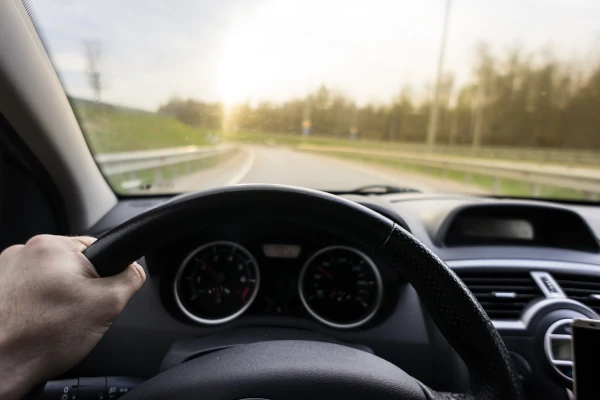 Blick aus dem Auto auf die Straße