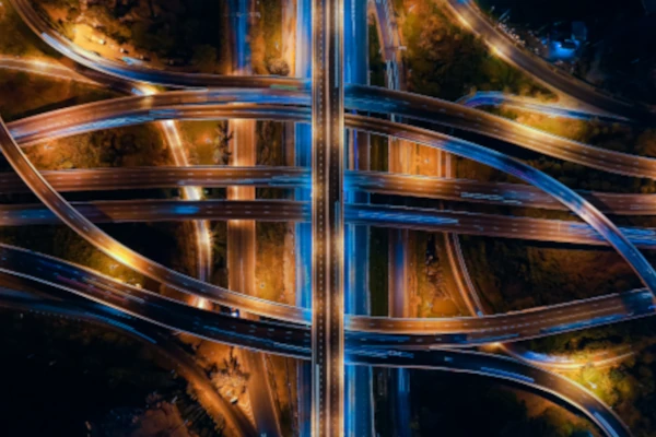 Zwei Spielzeugautos, eine Justitia Waage und ein Richterhammer