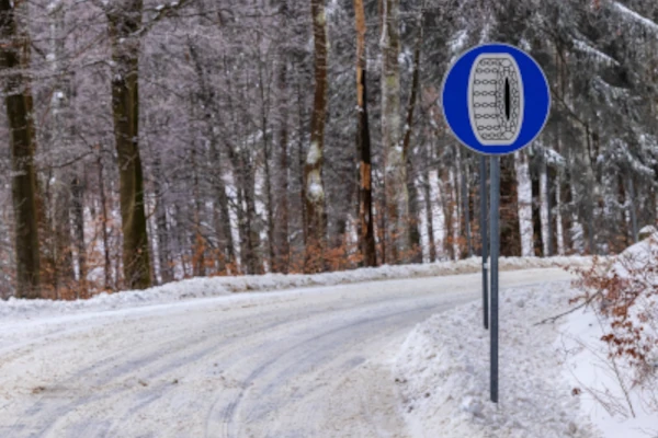 Verkehrsschild 268 für Schneeketten-Pflicht