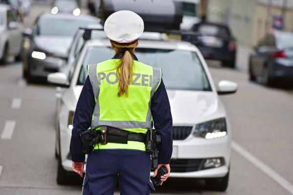 Höheres Bußgeld nach Polizeikontrolle Polizistin hält Auto für eine Kontrolle an