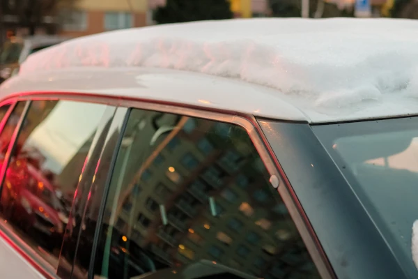 Bußgeld und Punkte wegen Schnee auf Autodach