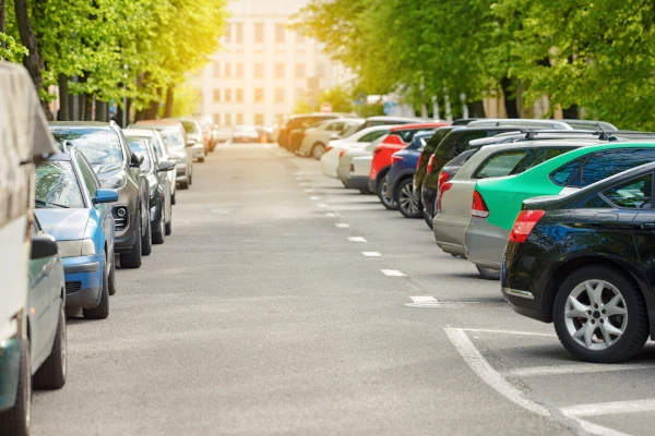 AG München: Falsch­par­kerin trägt Mit­schuld an Unfall