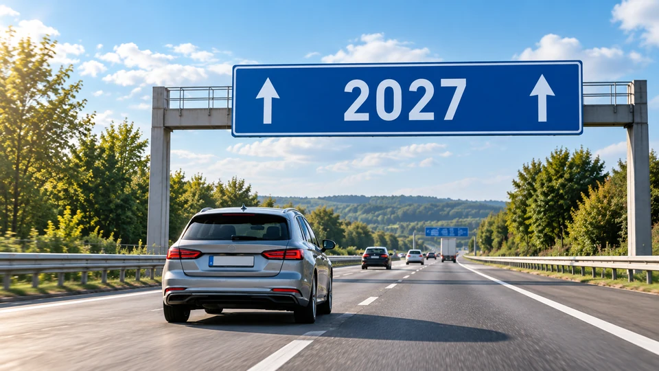 Auto auf der Autobahn fährt unter einem 2027-Schild