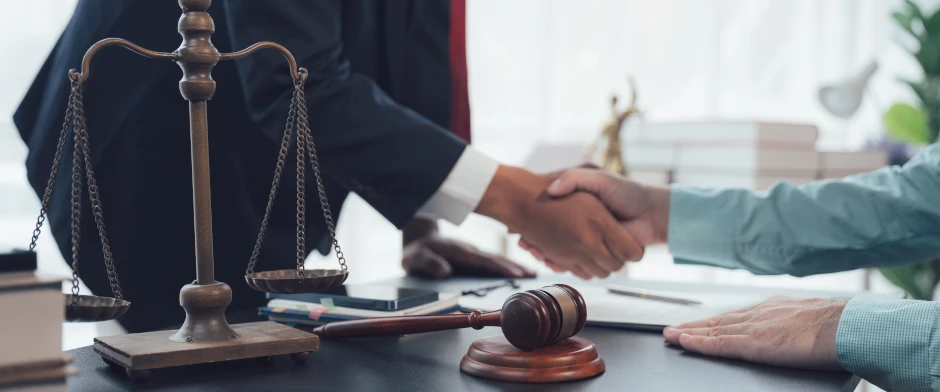 Anwalt und Mandant schütteln Hände