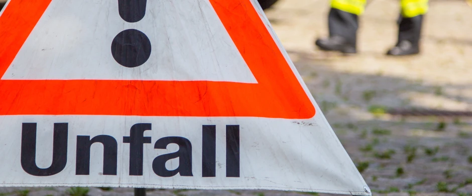 Warndreieck mit Rettungsteam im Hintergrund