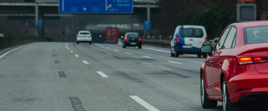 Ein Fahrzeug wird geblitzt.
