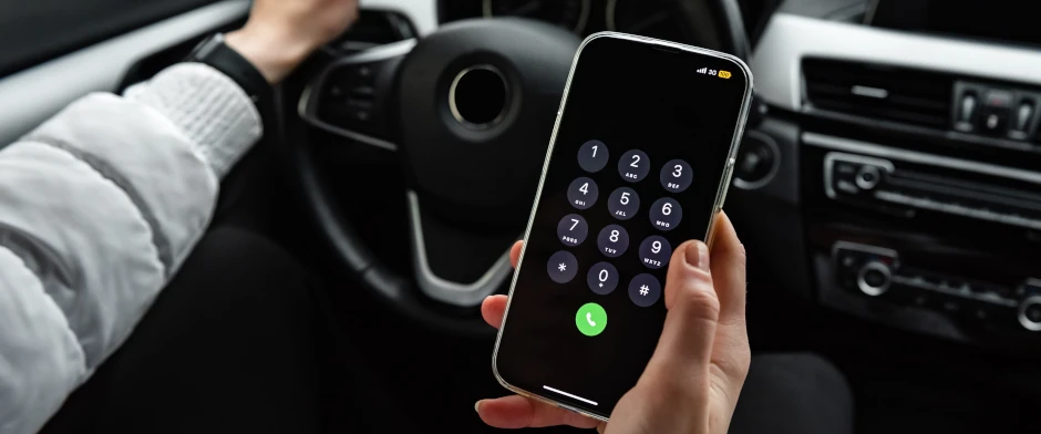 Eine Frau wird mit dem Handy in der Hand geblitzt. Eine Frau fährt Auto mit Handy in der Hand.