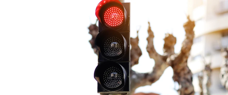 An roter Ampel geblitzt Eine Rote Ampel auf verschwommenen Hintergrund.