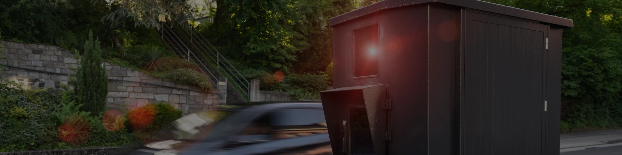 Ein Auto fährt an einem Blitzer vorbei