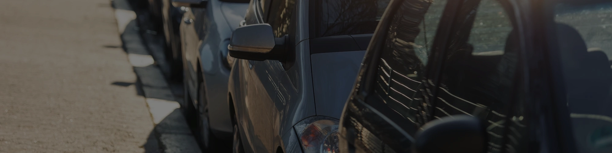 Modernes Auto in einer Galerie