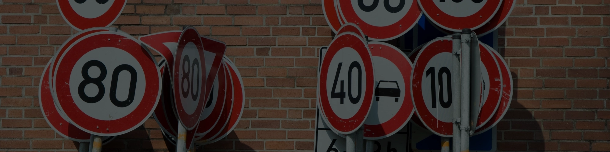 Verschiedene Verkehrsschilder mit Tempolimit