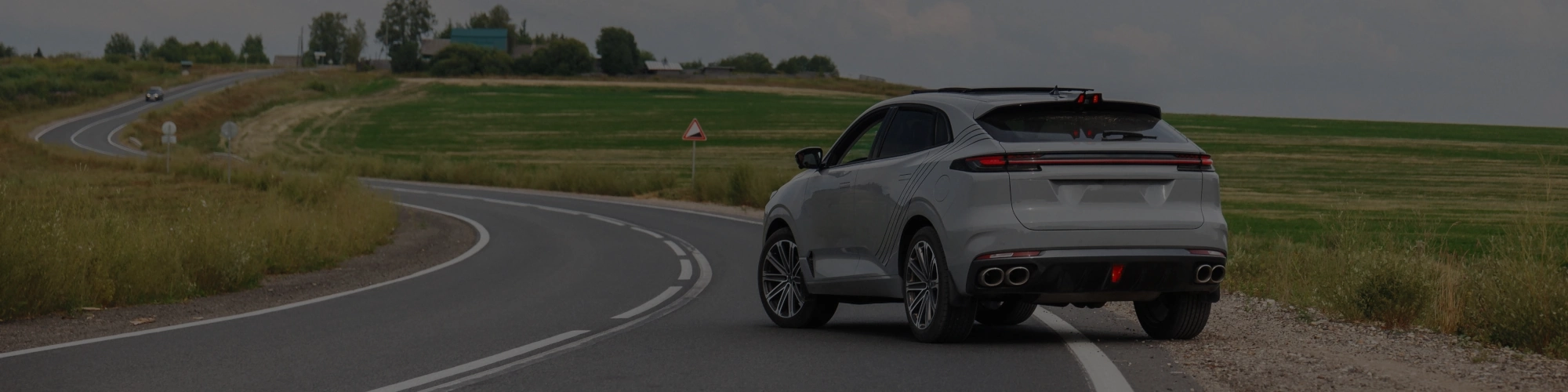 Modernes Auto auf kurvenreicher Landstraße